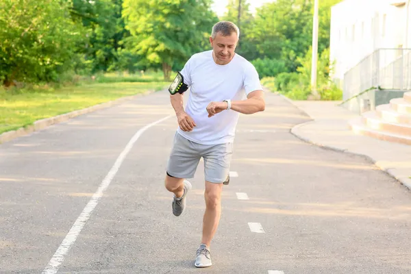 Erkek Koşucu Dışarıda Nabzı Kontrol Ediyor — Stok fotoğraf