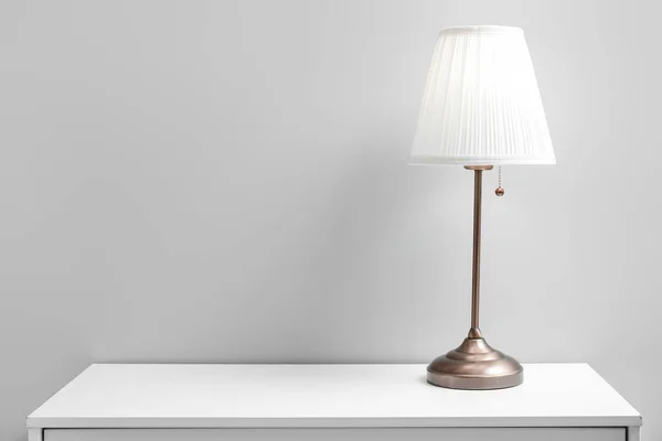 Металева Лампа Полиці Біля Світлої Стіни — стокове фото
