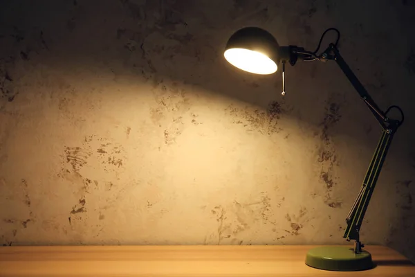 暗い部屋でテーブルの上に緑のランプを光る — ストック写真