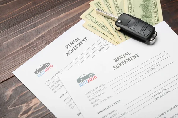 Συμφωνίες Ενοικίασης Κλειδί Αυτοκινήτου Και Χρήματα Ξύλινο Φόντο Closeup — Φωτογραφία Αρχείου