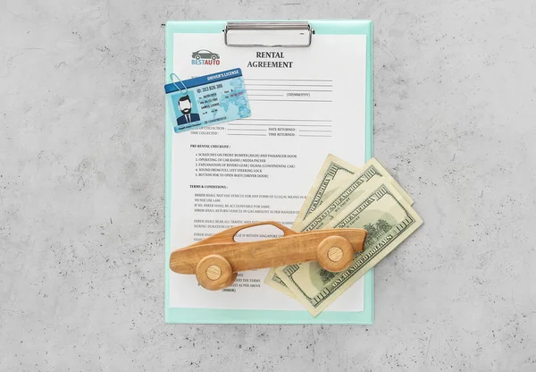 Πρόχειρο Συμφωνία Ενοικίασης Άδεια Οδήγησης Χρήματα Και Ξύλινο Αυτοκίνητο Στο — Φωτογραφία Αρχείου