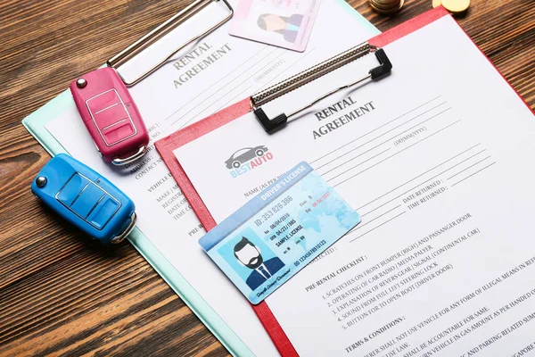 Πρόχειρα Συμφωνίες Ενοικίασης Κλειδιά Αυτοκινήτου Και Άδεια Οδήγησης Ξύλινο Τραπέζι — Φωτογραφία Αρχείου