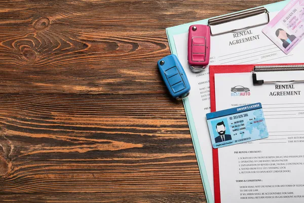 Πρόχειρες Συμφωνίες Ενοικίασης Κλειδιά Αυτοκινήτου Και Άδεια Οδήγησης Ξύλινο Φόντο — Φωτογραφία Αρχείου