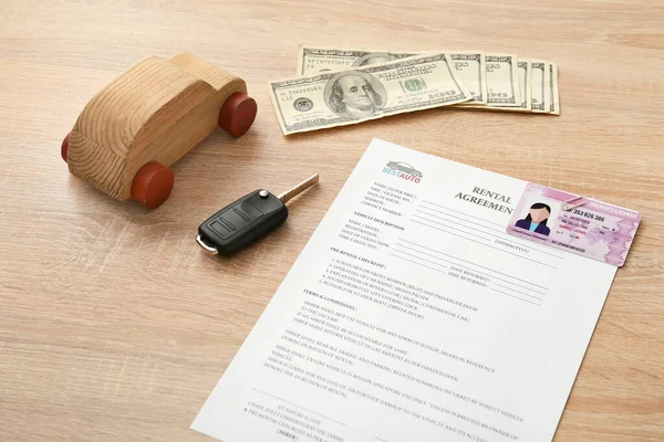 Συμφωνία Ενοικίασης Άδεια Οδήγησης Κλειδί Χρήματα Και Αυτοκίνητο Ξύλινο Τραπέζι — Φωτογραφία Αρχείου