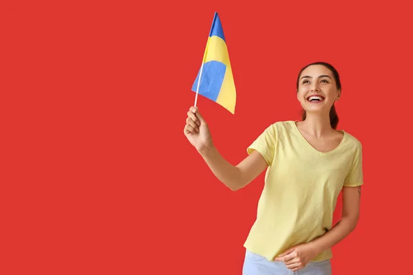Щаслива Молода Жінка Українським Прапором — стокове фото
