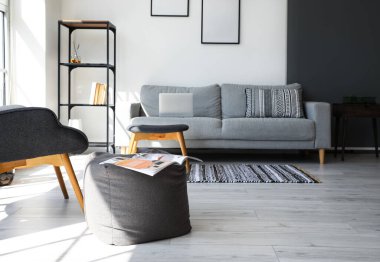 Modern oturma odasının içinde dergi bulunan tekstil puf.