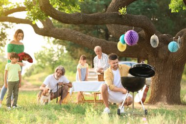 Mutlu aile yaz günü barbekü partisinde