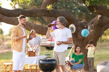 Mutlu aile yaz günü barbekü partisinde