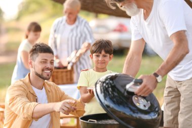 Mutlu aile yaz günü barbekü partisinde