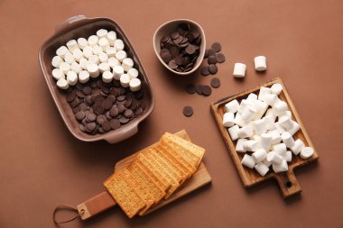 S 'mores hazırlamak için gereken malzemeler renk arkaplanında dibe vurur