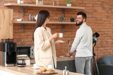 Ofiste kahve molası veren insanlar.