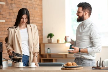 Ofiste kahve molası veren insanlar.