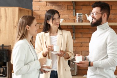 Ofiste kahve molası veren insanlar.