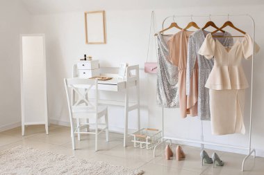 Giysileri olan şık bir oda.