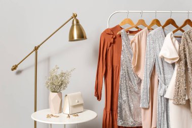 Işık duvarının yanında şık giysilerle dizilin.