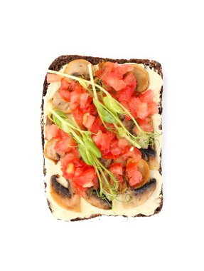 Beyaz arka planda sebzeli lezzetli bruschetta.