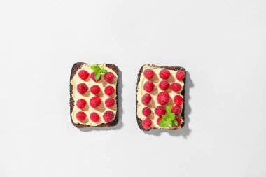 Ahududu ve nane arkaplanlı nefis bruschetalar.