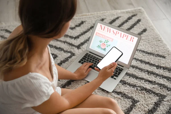 Mujer Joven Sentada Suelo Usando Teléfono Móvil Portátil — Foto de Stock