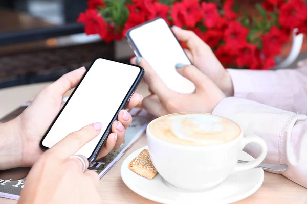 Kobiety Korzystające Telefonów Komórkowych Kawiarni Zbliżenie — Zdjęcie stockowe