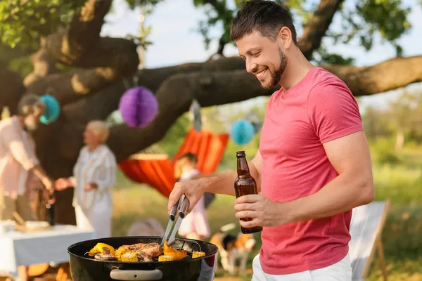 Homem Feliz Bebendo Cerveja Cozinhando Comida Festa Churrasco Dia Verão — Fotografia de Stock