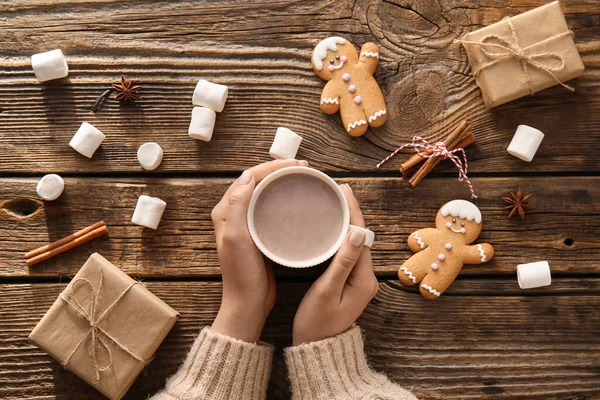 Vrouwelijke Handen Met Kopje Cacao Marshmallows Koekjes Geschenken Houten Ondergrond — Stockfoto