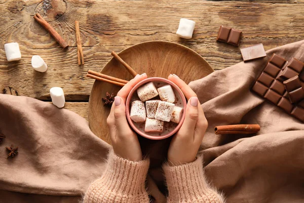 Vrouwelijke Handen Met Kopje Cacao Marshmallow Chocolade Kaneel Houten Ondergrond — Stockfoto