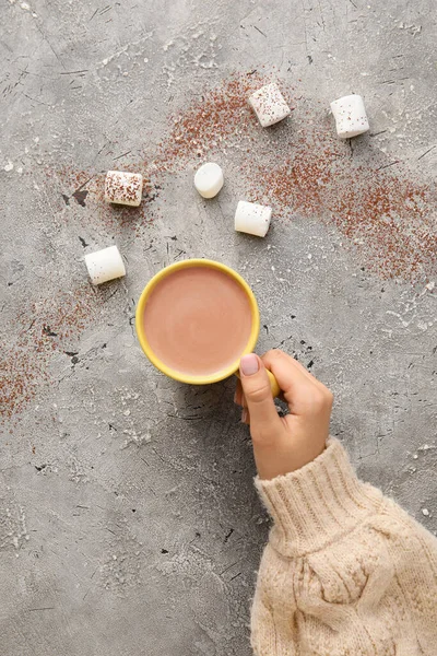 Weibliche Hand Mit Kakao Und Marshmallow Auf Grunge Hintergrund — Stockfoto