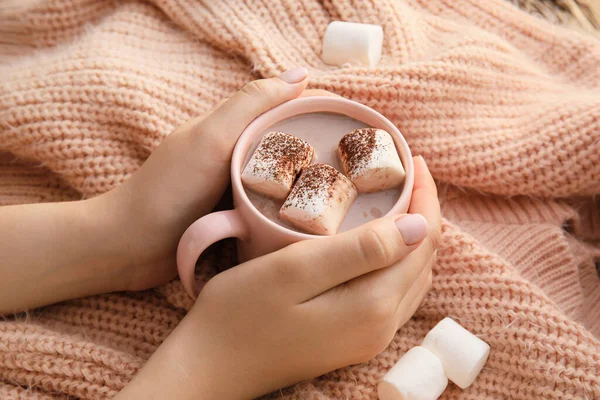 Mains Féminines Avec Tasse Cacao Pull Sur Table Gros Plan — Photo