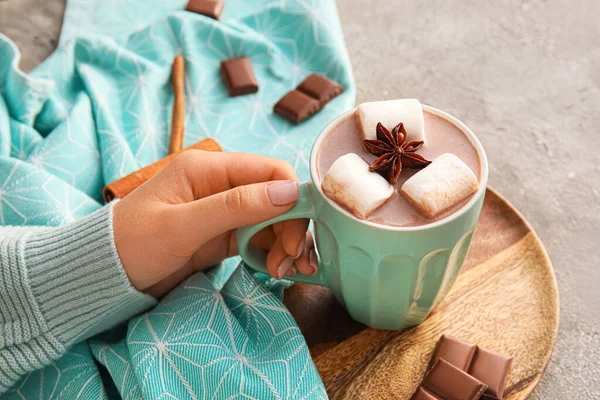 Vrouwelijke Hand Met Kopje Cacao Marshmallow Anijs Houten Dienblad — Stockfoto