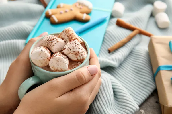 Weibliche Hände Mit Einer Tasse Kakao Und Marshmallow Auf Dem — Stockfoto