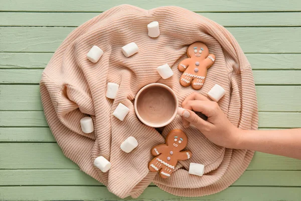 Weibliche Hand Mit Tasse Kakao Marshmallow Keksen Und Pullover Auf — Stockfoto