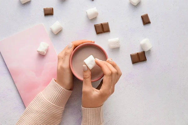 Mulher Adicionando Marshmallow Para Xícara Com Cacau Fundo Branco — Fotografia de Stock