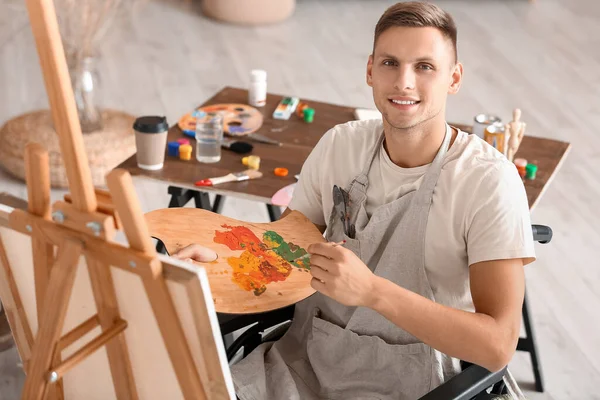 Młody Niepełnosprawny Artysta Malarstwo Warsztacie — Zdjęcie stockowe