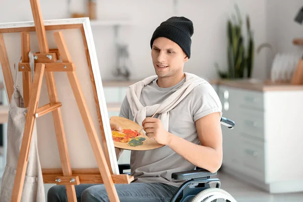 工场内的年轻残疾艺术家绘画 — 图库照片