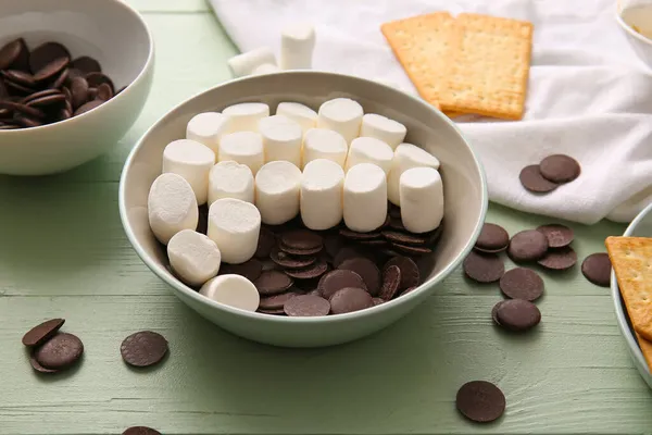 Tigela Com Marshmallows Chocolate Cor Fundo Madeira Close — Fotografia de Stock
