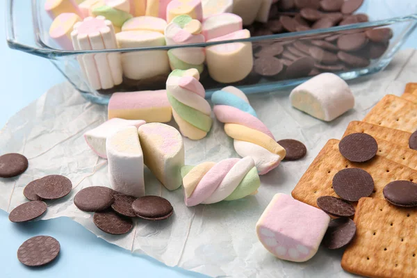 Bolachas Marshmallows Chocolate Sobre Fundo Cor Close — Fotografia de Stock