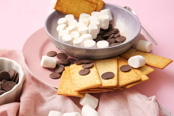 Prato Com Biscoitos Finos Marshmallows Chocolate Sobre Fundo Rosa Close — Fotografia de Stock