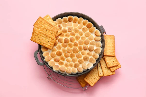 Frigideira Com Saboroso Mores Mergulho Biscoitos Fundo Rosa — Fotografia de Stock