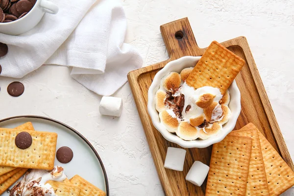 Ramekin Com Saboroso Mores Mergulho Biscoitos Fundo Claro — Fotografia de Stock