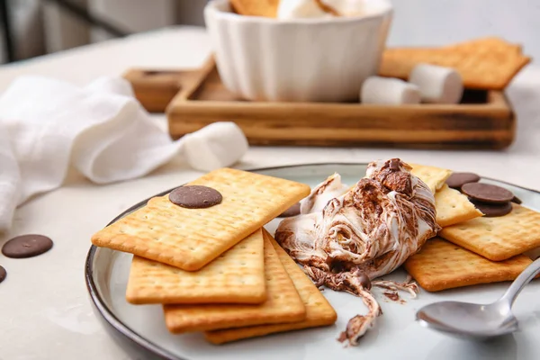 Plate Tasty Mores Dip Crackers Table Closeup — Stock Photo, Image