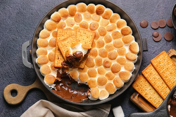 Frigideira Com Saboroso Mores Mergulhar Fundo Escuro — Fotografia de Stock