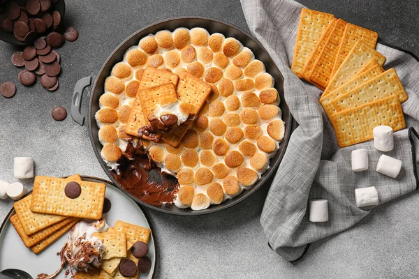 Frigideira Com Saboroso Mores Mergulho Biscoitos Fundo Cinza — Fotografia de Stock