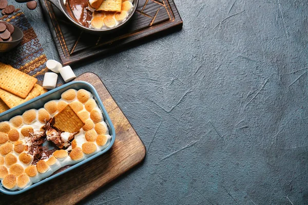 Composição Com Saboroso Mores Mergulho Biscoitos Fundo Escuro — Fotografia de Stock