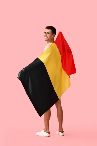 背景色为比利时国旗的年轻人 — 图库照片