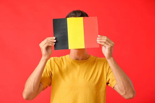 Jongeman Met Vlag Van België Kleur Achtergrond — Stockfoto
