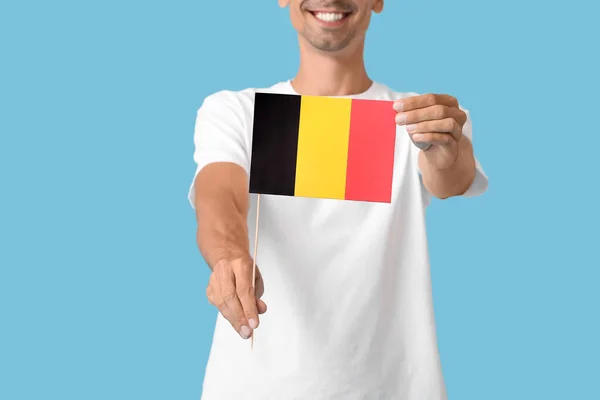 Joven Con Bandera Bélgica Sobre Fondo Color — Foto de Stock