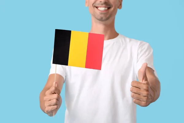 Joven Con Bandera Bélgica Mostrando Pulgar Hacia Arriba Fondo Color — Foto de Stock