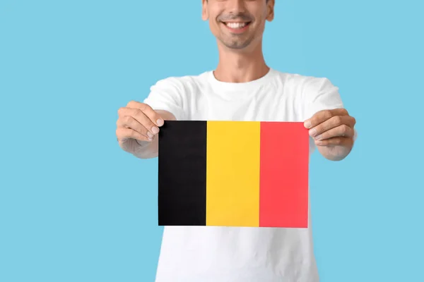 Ung Man Med Flagga Belgien Färg Bakgrund — Stockfoto