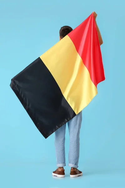 Ung Man Med Flagga Belgien Färg Bakgrund — Stockfoto