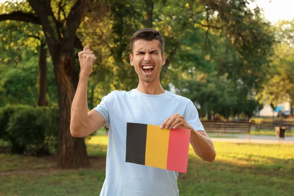 Emotionele Man Met Vlag Van België Buiten — Stockfoto